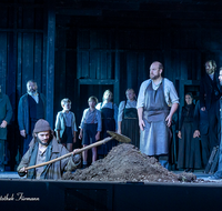 fileadmin/roha/images_galerie/orte_landschaft/Oberammergau/die-Pest/OBERA-PEST-2019-2127-01-D-roha-Oberammergau-Die-Pest-Theater.png