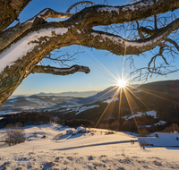 fileadmin/roha/images_galerie/orte_landschaft/Anger/Anger/Anger-Stimmung/SO-AU-ANG-STOISSB-0003-0825-01-D-roha-Sonnenaufgang-Anger-Stoissberg-Neuhaus-Winter.png