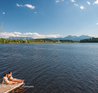 fileadmin/roha/images_galerie/Freizeit-Sport/ABTS-SEE-BADE-0009-D-roha-Abtsdorfer-See-Abtsdorf-Untersberg-baden-Steg-Hochstaufen.png