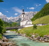 fileadmin/roha/images_galerie/kirche_religion/Berchtesgaden/BGD-RA-0020-D-roha-Berchtesgaden-Ramsau-Kirche-Zwiebel-Turm-Reiter-Alpe-Ramsauer-Ache-Wasser-Steg.png