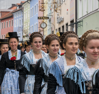 fileadmin/roha/images_galerie/brauchtum/Tracht/Trachtenverein_Teisendorf/BR-TRACH-TEI-VER-0020-D-roha-Brauchtum-Tracht-Teisendorf-Marktstrasse.png