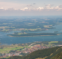 fileadmin/roha/images_galerie/orte_landschaft/Chiemsee/CHIE-BERN-KAMP-0001-D-roha-Chiemsee-Bernau-Kampenwand-Herreninsel-Panorama.png