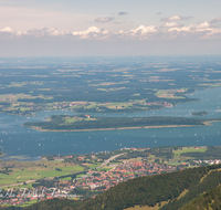 fileadmin/roha/images_galerie/orte_landschaft/Chiemsee/CHIE-BERN-KAMP-0001-D-roha-Chiemsee-Bernau-Kampenwand-Herreninsel-Panorama.png