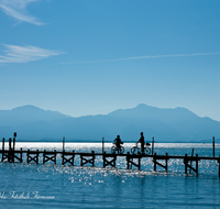 fileadmin/roha/images_galerie/orte_landschaft/Chiemsee/CHIE-STEG-0007-D-roha-Chiemsee-Steg-Malerwinkel-Montainbike-Stimmung-Gegenlicht.png