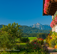 fileadmin/roha/images_galerie/orte_landschaft/Ainring/HAEU-BAU-WENG-0003-D-roha-Bauernhaus-Weng-Hochstaufen-Zwiesel-Blumenschmuck-Nagelfluh.png