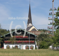 fileadmin/roha/images_galerie/orte_landschaft/Kirchanschoering/KIRCH-RATH-0003-D-roha-Kirchanschoering-Rathaus-Blumenschmuck-Maibaum.jpg