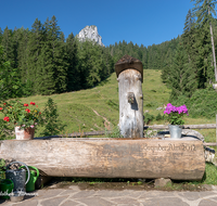 fileadmin/roha/images_galerie/Wasser-Brunnen/LANDA-BRUN-HOERNLW-0001-D-roha-Landart-Brunnen-Hoerndlwand-Brander-Alm-Wasser-Ruhpolding.png