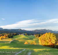 fileadmin/roha/images_galerie/Hintergrund-Download/1024x800/LANDS-NEUK-CHIE-0001-D-roha-Landschaft-Neukirchen-Chiemgau-Berge-Herbst.png