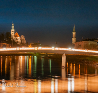 fileadmin/roha/images_galerie/brauchtum/Weihnachten/Christkindlmarkt-Salzburg/SA-ALTST-NACHT-MAK-0001-D-roha-Salzburg-Altstadt-Muelln-Makartsteg-Nacht-Weihnachten-Salzach.png