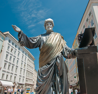 fileadmin/roha/images_galerie/orte_landschaft/Salzburg/Menschen-Gruenmarkt/SA-LEUT-ALT-MA-0005-D-roha-Salzburg-Leute-Alter-Markt-Pantomime-Ed-Silver.png