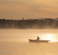 fileadmin/roha/images_galerie/orte_landschaft/Waging/STIM-WAG-SEE-0009-D-roha-Waging-See-Fischer-Stimmung-Nebel-Boot.png