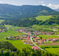 fileadmin/roha/images_galerie/orte_landschaft/Teisendorf/Neukirchen/TEI-NEUK-FLUG-0010-D-roha-Teisendorf-Neukirchen-Flugaufnahme-Teisenberg-Autobahn.png