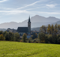 fileadmin/roha/images_galerie/orte_landschaft/Teisendorf/TEI-NORD-WEST-0019-08-P-D-roha-Teisendorf-Hochstaufen-Nebel-Herbst-Kirche.png