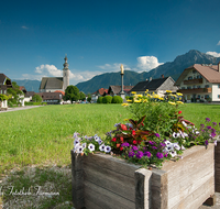 fileadmin/roha/images_galerie/orte_landschaft/Anger/Anger/AN-DORFPL-0001-01-D-PS-M-roha-Anger-Dorfplatz-Mariensaeule-Kirche-Hochstaufen.png