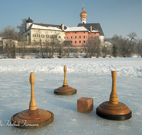 fileadmin/roha/images_galerie/orte_landschaft/Anger/Hoeglwoerth/AN-HOEGL-EISST-0002-D-roha-Anger-Hoeglwoerth-Eisstock-Schnee-Winter.png