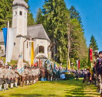 fileadmin/roha/reportagen/Schuetzenwallfahrt/BR-SCHUETZ-WALLF-SACH-0001-D-roha-Brauchtum-Schuetzen-Wallfahrt-Oelbergkapelle-Sachrang-Aschau.png