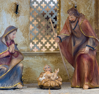 fileadmin/roha/images_galerie/brauchtum/Weihnachten-Krippen/BR-WEIH-KRI-0037-D-roha-Brauchtum-Weihnachten-Krippe-Maria-Josef-Jesuskind-Stall.png