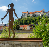 fileadmin/roha/images_galerie/orte_landschaft/Burghausen/BURGH-STADT-KU-0007-D-roha-Burghausen-Brunnen-Kunst-Sternzeichen-Jungfrau.png