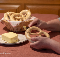 fileadmin/roha/images_galerie/kulinarisch/GAS-BROT-F-BR-0008-D-roha-Brot-Frasten-Breze-Butter.png