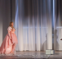 fileadmin/roha/images_galerie/orte_landschaft/Salzburg/Jedermann/2017/SA-KU-JEDERM-2017-2204-01-D-roha-Salzburg-Festspiele-Jedermann-Theater-Moretti-Buhlschaft-Reinsperger.png