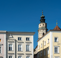 fileadmin/roha/images_galerie/orte_landschaft/Tittmoning/TITTM-0008-05-D-roha-Tittmoning-Stadtplatz-Fassaden-Kirchturm.png