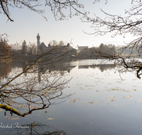 fileadmin/roha/images_galerie/orte_landschaft/Anger/Hoeglwoerth/AN-HOE-0051-0-07-D-roha-Anger-Hoeglwoerth-See-Wasser-Herbst.png