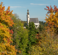 fileadmin/roha/images_galerie/orte_landschaft/Anger/Anger/AN-REIT-0007-D-roha-Anger-Reitberg-Kirche-Herbst.png