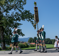 fileadmin/roha/images_galerie/orte_landschaft/Teisendorf/Neukirchen/Trachtenfest-Neukirchen-2019/BR-FEST-NEUK-TRACH-2019-08-11-1201-02-D-roha-Brauchtum-Fest-Neukirchen-Trachtenverein-Festzug.png