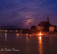 fileadmin/roha/images_galerie/brauchtum/Sonnwendfeuer/BR-SONNW-LAUF-0009-01-D-roha-Brauchtum-Sonnwend-Feuer-Sunnawendhansl-Laufen-Salzachschleife-Mond-Stiftskirche.png