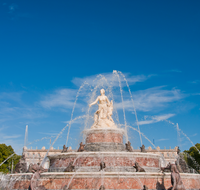 fileadmin/roha/images_galerie/orte_landschaft/Chiemsee/CHIE-HERR-0032-D-roha-Chiemsee-Herrenchiemsee-Brunnen-Garten-Schloss.png