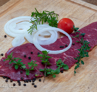 fileadmin/roha/images_galerie/kulinarisch/GAS-FLEISCH-RIND-0012-D-roha-Fleisch-Metzgerei-Schnitzel-Zwiebel-Rind-Kraeuter.png