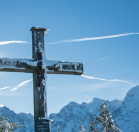 fileadmin/roha/images_galerie/kirche_religion/Berchtesgaden/KKKM-BGD-ROSS-WI-0001-02-D-ADH-roha-Gipfelkreuz-Berchtesgaden-Winter-Schnee-Hoher-Goell.png