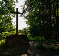 fileadmin/roha/images_galerie/kirche_religion/Piding/KKKM-PID-020-D-M-roha-Wegkreuz-Piding-Baumannkreuz.png