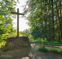 fileadmin/roha/images_galerie/kirche_religion/Piding/KKKM-PID-020-D-M-roha-Wegkreuz-Piding-Baumannkreuz.png