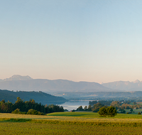 fileadmin/roha/images_galerie/orte_landschaft/Waging/LANDS-TACH-PAN-0005-D-roha-Landschaft-Tachinger-See-St-Coloman-Hochstaufen-Zwiesel-Teisenberg.png