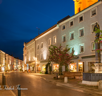 fileadmin/roha/images_galerie/orte_landschaft/Teisendorf/Teisendorf-Markt/TEI-MA-NA-0035-1-D-roha-Teisendorf-Markt-Strasse-Marien-Brunnen-Nacht.png