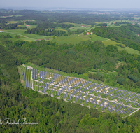 fileadmin/roha/images_galerie/orte_landschaft/Teisendorf/Neukirchen/TEI-NEUK-FLUG-0001-D-roha-Teisendorf-Neukirchen-Flugaufnahme-Photovoltaik.png