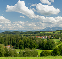 fileadmin/roha/images_galerie/orte_landschaft/Waging/WAG-SEE-0019-01-D-P-roha-Waging-Waginger-Panorama-Tachinger-See-Muehlberg-Wonneberg.png