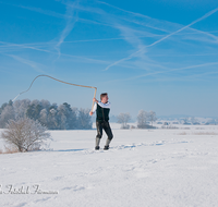 fileadmin/roha/images_galerie/brauchtum/Schnalzen/Schnalzen-Haarmoos/BR-SCHNA-HAARM-EICH-1135-04-D-roha-Brauchtum-Aper-Schnalzen-Haarmoos-Eichet-Schnee-Winter.png