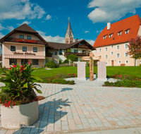 fileadmin/roha/images_galerie/orte_landschaft/Fridolfing/FRID-0009-D-roha-Fridolfing-Krieger-Denkmal-Dorfplatz.png