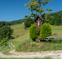 fileadmin/roha/images_galerie/kirche_religion/Anger/KKKM-ANG-WOLF-0001-0-0-3-roha-Wegkreuz-Anger-Wolfertsau-Weg-Strasse-Bank.png