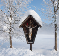 fileadmin/roha/images_galerie/kirche_religion/Berchtesgaden/KKKM-BGD-ASCH-0001-D-roha-Wegkreuz-Bischofswiesen-Aschauerweiher-Winter-Schnee.png