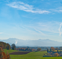 fileadmin/roha/images_galerie/orte_landschaft/Saaldorf/LANDS-SILL-PAN-0000-P-D-roha-Landschaft-Panorama-Sillersdorf-Saaldorf-Gaisberg-Untersberg-Herbst.png