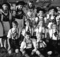 fileadmin/roha/Gautrachtenfest/Bilderglalerie/Teisendorf-Trachtenverein-D-Raschenberg-Kindergruppe-01-roh.png