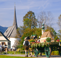 fileadmin/roha/images_galerie/brauchtum/Leonhardiritt/Inzell/BR-PFRI-INZ-0010-D-roha-Brauchtum-Pferdeumritt-Inzell-Michaeliritt-Pferd-Reiter-Wagen-Kirche.png