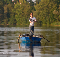 fileadmin/roha/images_galerie/Freizeit-Sport/FISCH-ABTSD-0036-D-roha-Fischer-Boot-Wasser-Laufen-Leobendorf-Abtsdorfer-See-Angel-Rute.png