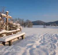 fileadmin/roha/images_galerie/Zaun-Bank/KKKM-ANG-HAINH-0003-D-roha-Wegkreuz-Anger-Hainham-Winter-Schnee-Christus-Maria-Bank.png