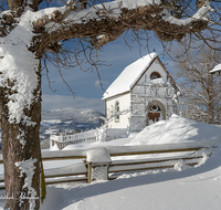 fileadmin/roha/images_galerie/kirche_religion/Anger/KKKM-ANG-STROB-WI-0002-D-roha-Kapelle-Anger-Aufham-Strobl-Alm-Winter-Teisenberg.png