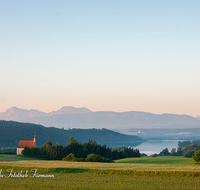 fileadmin/roha/Interessantes-in-Kurzform/LANDS-TACH-0001-D-roha-Landschaft-Tachinger-See-St-Coloman-Hochstaufen-Zwiesel-Teisenberg.png