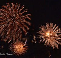 fileadmin/roha/images_galerie/brauchtum/Feuerwerk/MU-KL-PHIL-THUMS-2019-2209-02-D-roha-Musik-klassisch-Philharmonie-Bad-Reichenhall-Thumsee-brennt-Feuerwerk.png